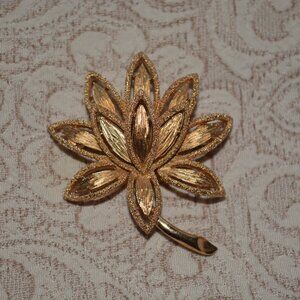Vintage Brushed Gold Daisy Flower Brooch Pin